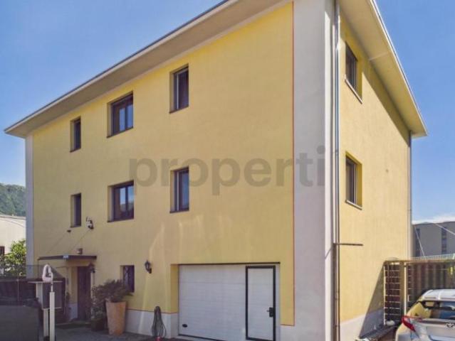 Geräumiges Mehrfamilienhaus von 2015 mit Garten und grossem Vorplatz, Sementina