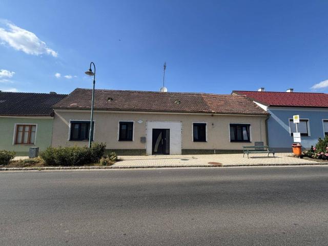 Geräumiges Bauernhaus mit ausgebauter 100m² Halle Nahe Laa/Thaya für nur 129.000