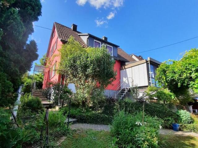 Geräumiges Einfamilienhaus, toller Garten und Garage