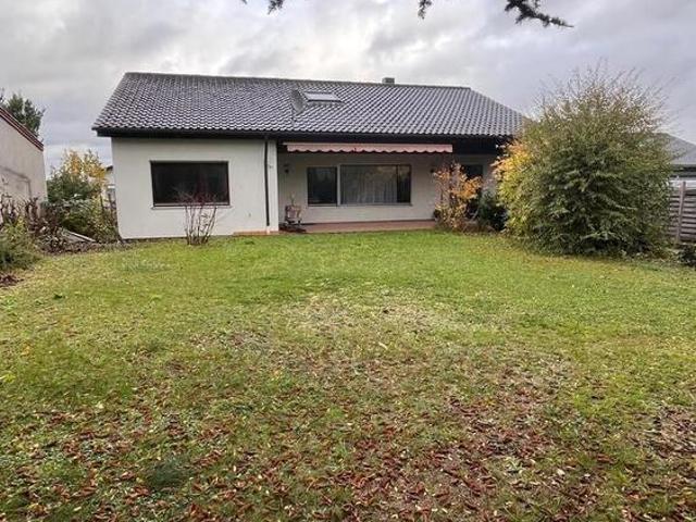 Geräumiges Einfamilienhaus  Doppelgarage  großer Garten
