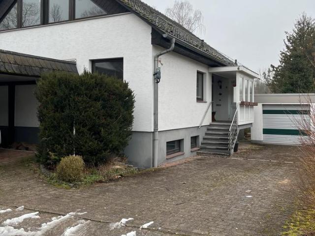 Geräumiges Einfamilienhaus mit 6 Zimmern, Garage und Carport i