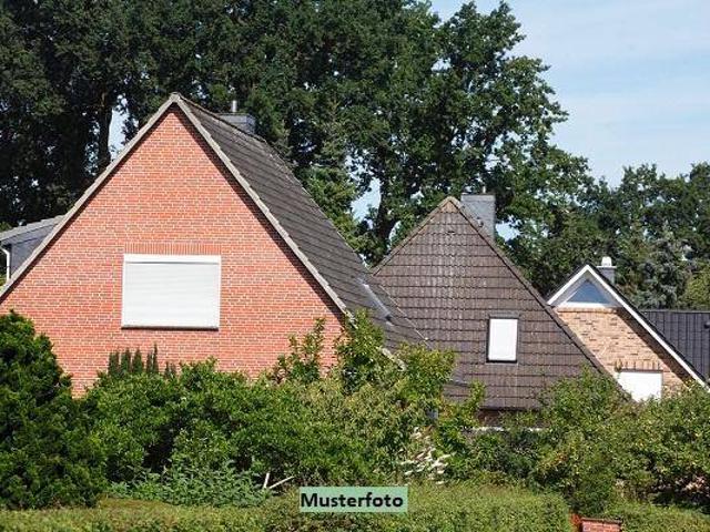 Geräumiges Einfamilienhaus mit ausgebautem Dachgeschoss und vielseitigem Nebengelass