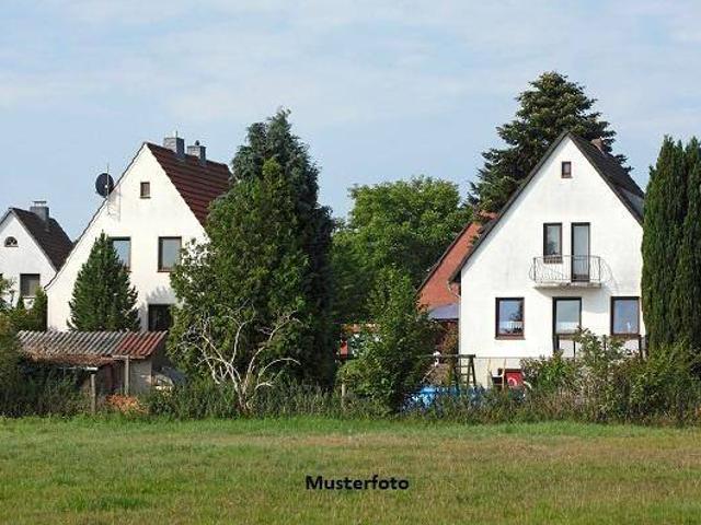 Geräumiges Einfamilienhaus mit Balkon, Hobby /Aufenthaltsräumen im KG und Garage