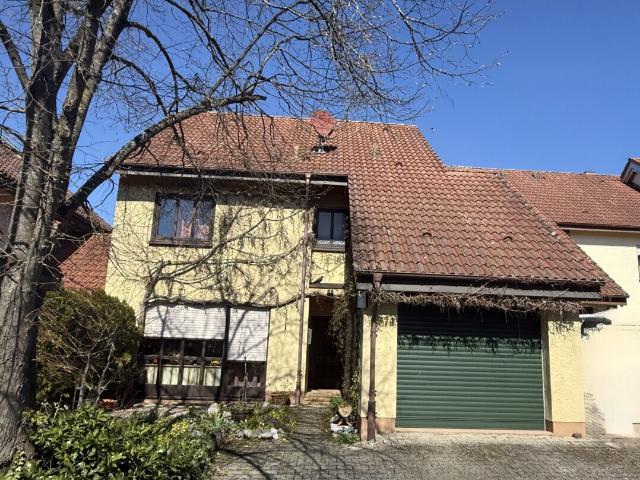 GERÄUMIGES EINFAMILIENHAUS MIT GARTEN UND GARAGE IN STADTNAHER LAGE