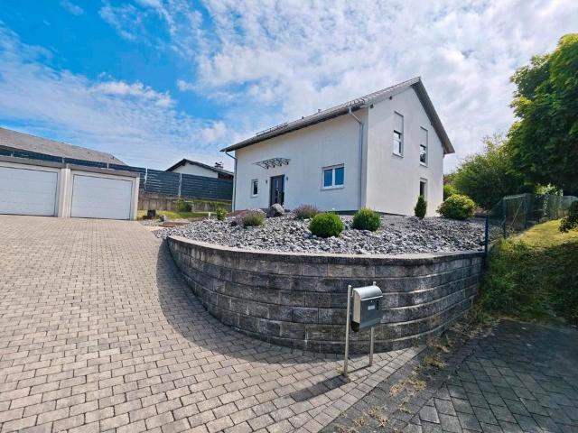Geräumiges Einfamilienhaus mit großem Grundstück
