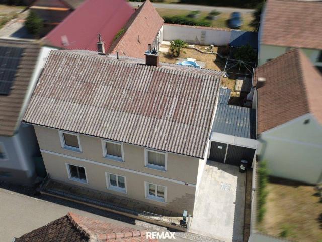 Geräumiges Einfamilienhaus mit Innenhof und Pool in Reichersdorf
