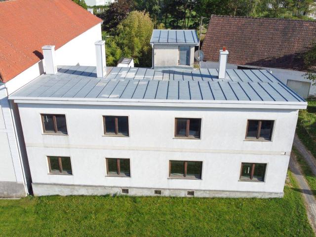 Geräumiges Einfamilienhaus mit Scheune und Keller auf großem Grundstück