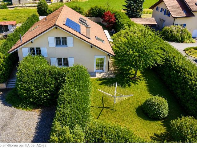 Geräumiges Familienhaus, großer grüner Garten und Garagen für 4 Autos + 2 Parkplätze