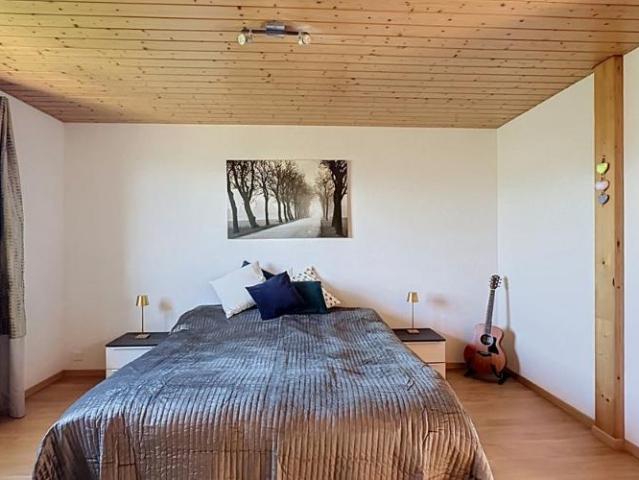 Geräumiges Familienhaus, großer grüner Garten und Garagen für 4 Autos + 2 Parkplätze