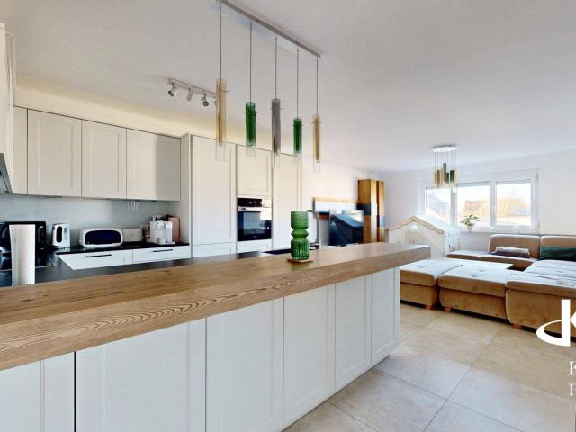 Geräumiges Familienhaus mit 3 Einheiten! Neurenovierte, moderne Wohnung, Büro, Einliegerwohnung, Garagen, Halle!