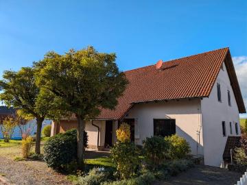 Geräumiges Familienhaus mit vermieteter Einliegerwohnung