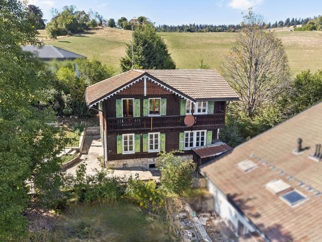 Geräumiges freistehendes Haus mit Garten und Garage