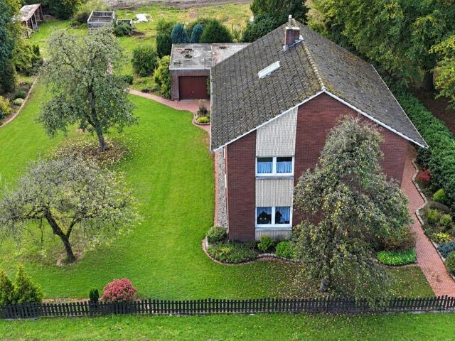 Geräumiges Haus auf großem Grundstück mit vielen Möglichkeiten.