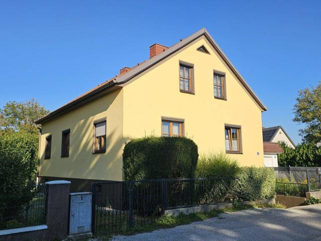 Geräumiges Haus mit zeitgemäßem Garten und großem Potenzial