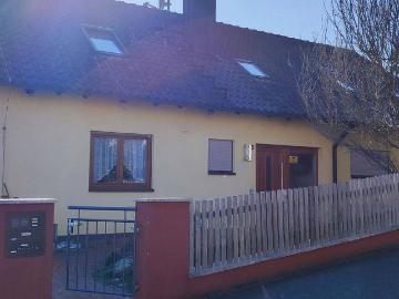 Geräumiges Haus mit 3 Wohnungen und Doppelgarage