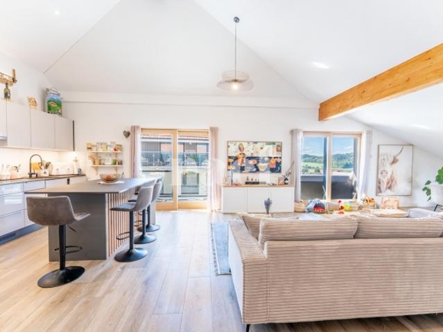 Geräumiges Penthouse mit 4,5 Zimmern und Balkon zum Verkauf in Prez vers Siviriez