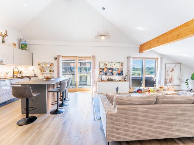 Geräumiges Penthouse mit 4,5 Zimmern und Balkon zum Verkauf in Prez vers Siviriez