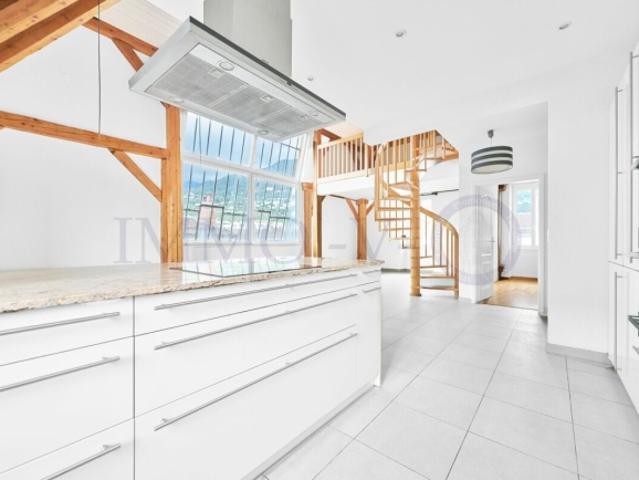 GERÄUMIGES PENTHOUSE MIT CHARAKTER UND WUNDERSCHÖNEM VOLUMEN 200 M VOM SEE ENTFERNT