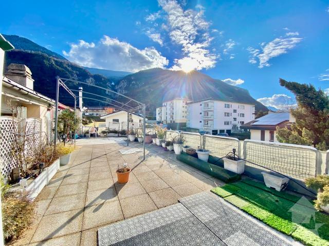 Geräumiges Penthouse, Parkplatz, 105 m² große Terrasse und Aussicht!