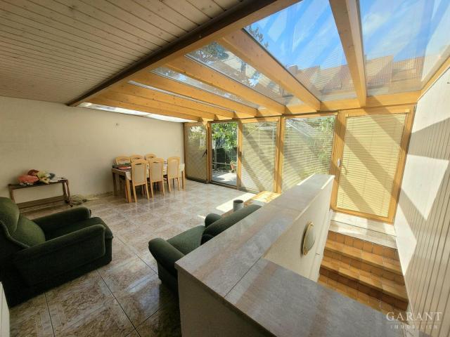 Geräumiges Reihenmittelhaus mit Wintergarten und Kellerabgang Garage inklusive sofort frei !