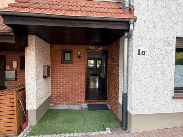 Geräumiges RMH in ruhiger Lage mit 2 Stellplätzen