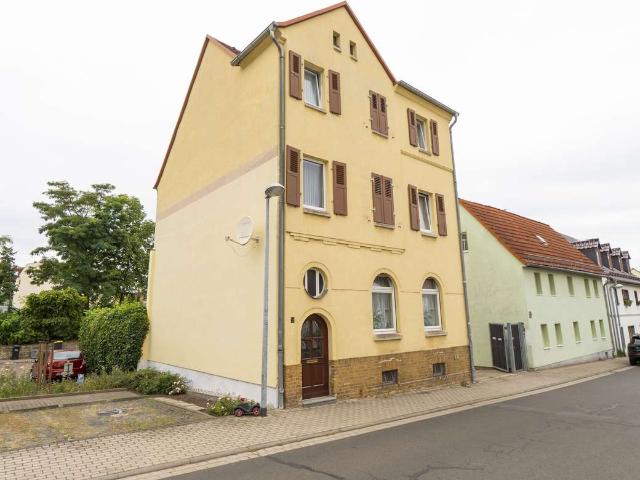 Geräumiges Stadthaus mit Innenhof, Nebengebäude und viel Gestaltungspotenzial in Groitzsch