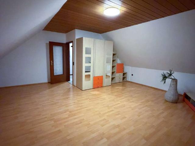 Geräumiges Wohnhaus mit zwei separaten Wohneinheiten, Balkon und Terrasse in Segelhorst
