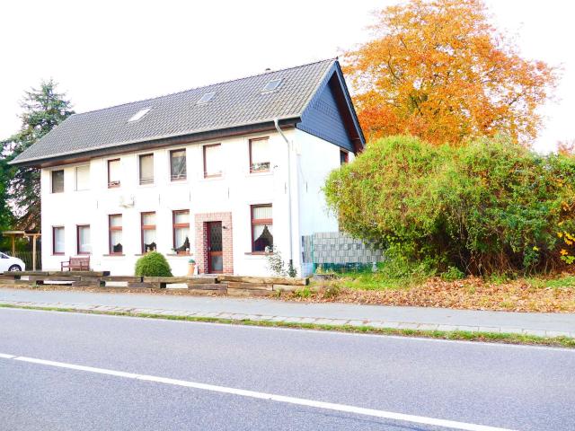 Geräumiges Zweifamilienhaus auf gut gelegenem Grundstück mit viel Platz zur persönlichen Entfaltung