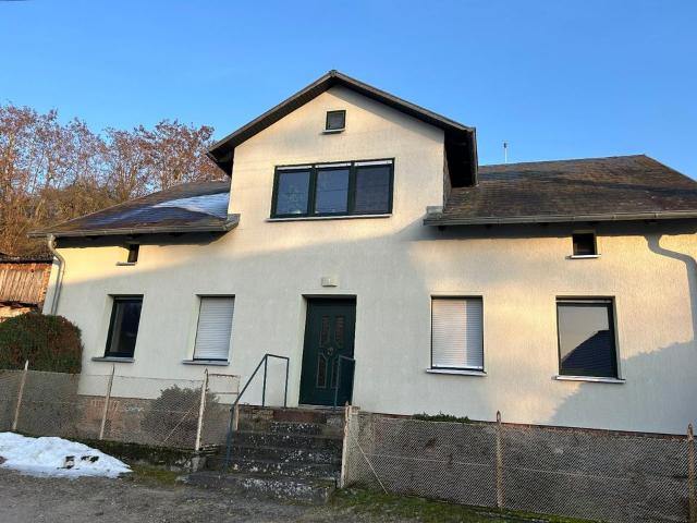 Geräumiges Zweifamilienhaus mit Nebengelaß in idyllischer Lage