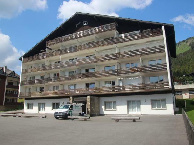 Geräumiges 3,5 Zimmer Apartment mit 98 m2 + 2 Balkonen 24 m2, durchgehend und an der Südecke des Gebäudes