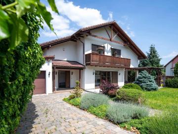 Geräumiges 6 Zimmer Einfamilienhaus inmitten wunderschöner Natur