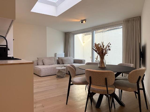 Gerenoveerd 1 slaapkamerappartement met stadskoer te huur in Gent!