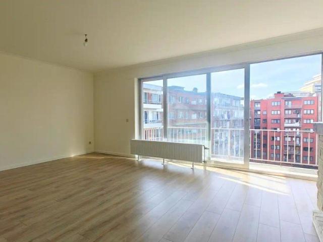 Gerenoveerd 1 slaapkamerappartement met terras op de 6de verdieping