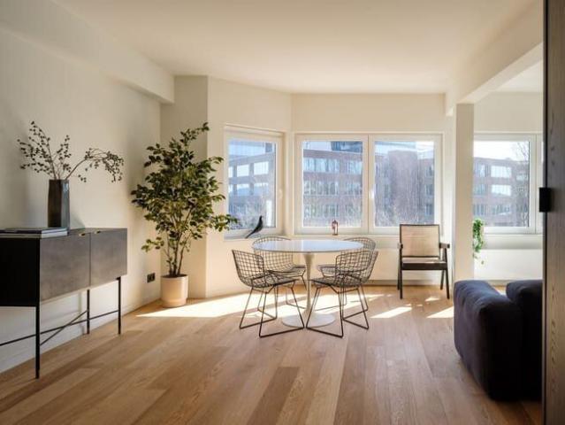 Gerenoveerd 2 slaapkamer appartement inclusief garage