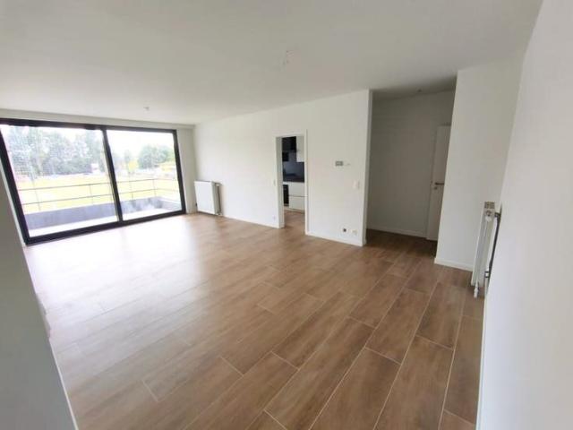 Gerenoveerd 2 slaapkamerappartement met garage en terras