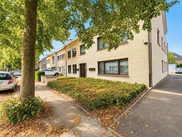 Gerenoveerd 2 slaapkamerappartement met garagebox in Wond.