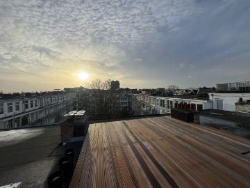 Gerenoveerd 2 slpk appartement met dakterras