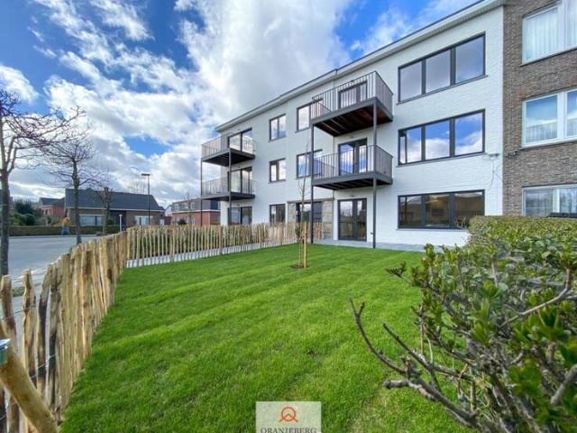 Gerenoveerd zonnig gelijkvloers 2 slaapkamerappartement m.