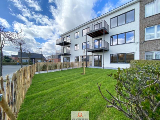 Gerenoveerd zonnig gelijkvloers 2 slaapkamerappartement met tuin