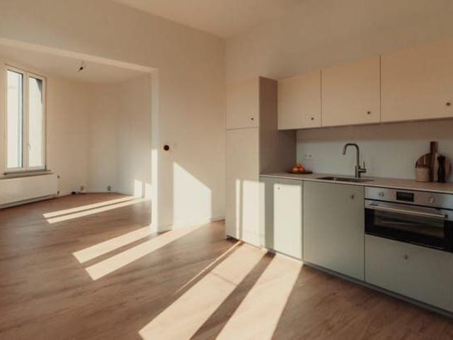 Gerenoveerd appt. met ruime slaapkamer en aparte dressing