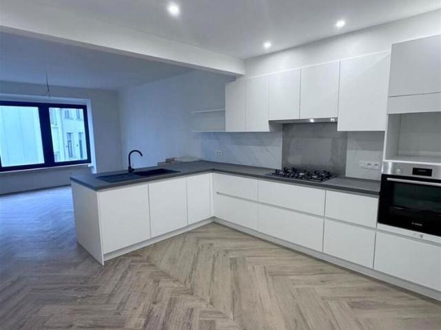 Gerenoveerd appartement 115m² met 2 slaapkamers, bureau en terras vlakbij het Centraal station van Antwerpen