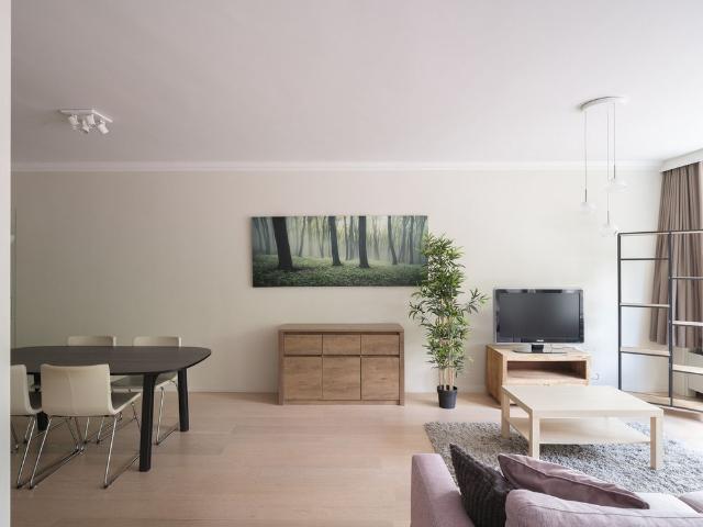 Gerenoveerd appartement aan de Muinkkaai met 2 grote slaapkamers, terras, garage en prachtig zicht op de Sint Pietersabdij !