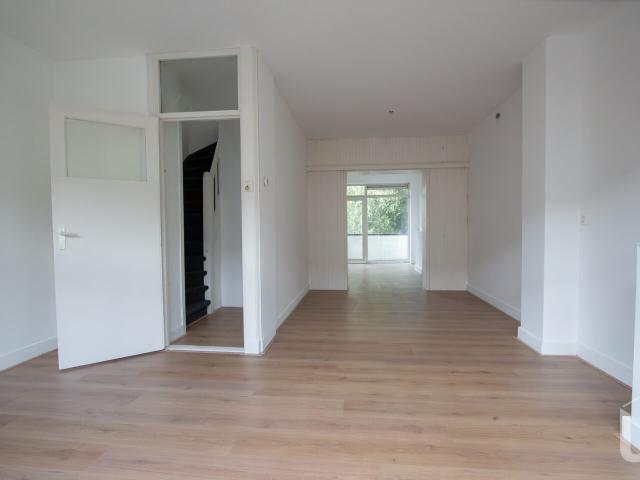 Gerenoveerd appartement in de wijk Blijdorp. In de nabije omgeving bevinden zich tal van leuke plekken. Met onder andere het Vroesenpark, Diergaarde Blijdorp en het Roel Langerakpark heeft Blijdorp genoeg mogelijkheden om wat vrije tijd te besteden. Daarn