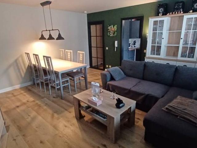 Gerenoveerd appartement met 2 slaapkamers en garage