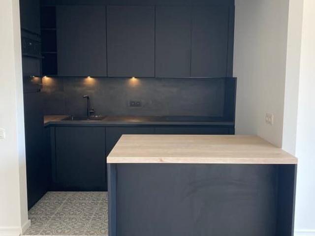 Gerenoveerd appartement met 2 slaapkamers en garage