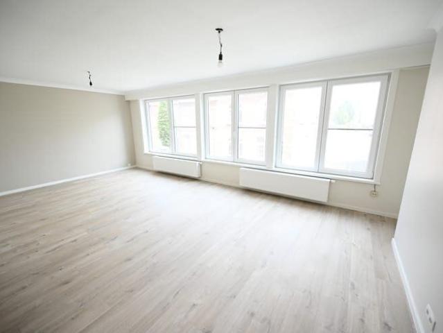 GERENOVEERD appartement met GARAGE nabij centrum