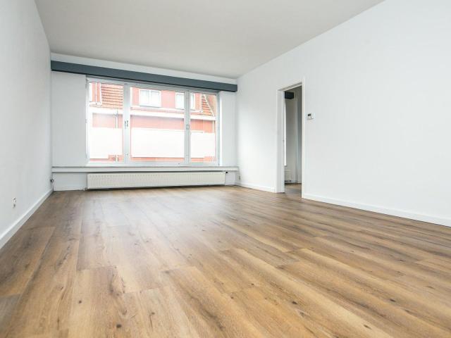 gerenoveerd appartement met dubbele garage & tuin !