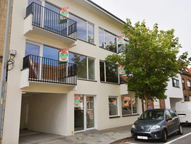Gerenoveerd appartement met twee slaapkamers en garagebox