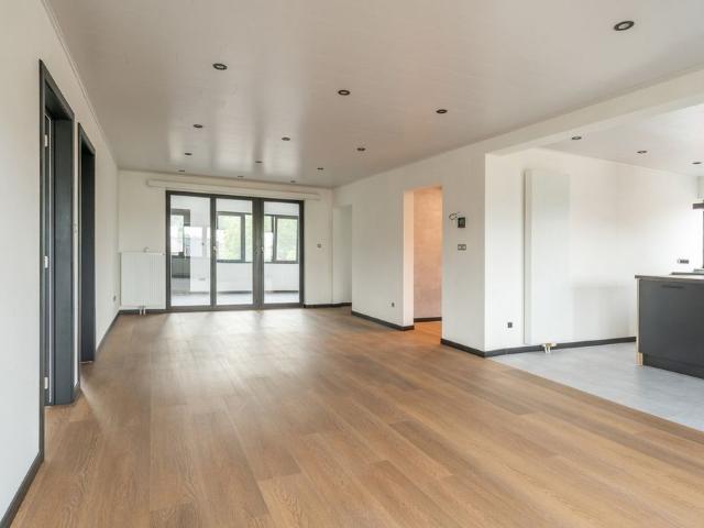 Gerenoveerd dakappartement met 2 slaapkamers + dressing/babykamer en ruim terras in Sint Lenaarts