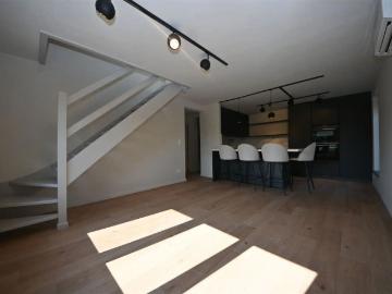 Gerenoveerd duplex appartement met 3 slaapkamers